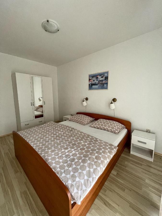 Apartmani Nada Примоштен Екстер'єр фото