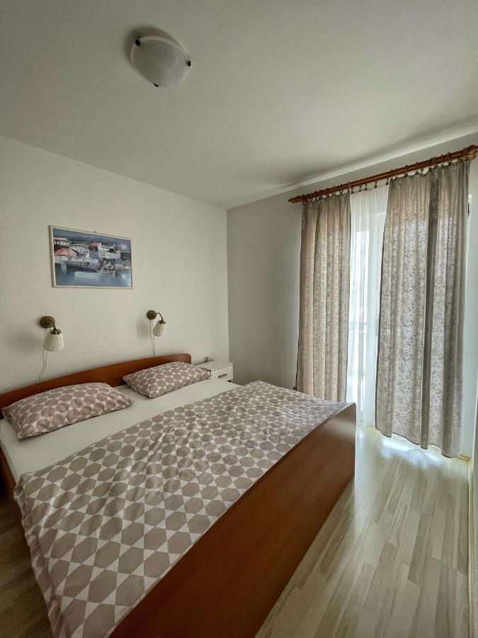 Apartmani Nada Примоштен Екстер'єр фото