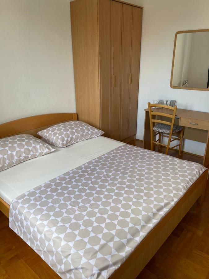 Apartmani Nada Примоштен Екстер'єр фото